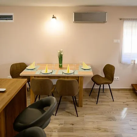 Nandi Jakuzzis Vendeghaz Case de vacanță Gyomaendrőd