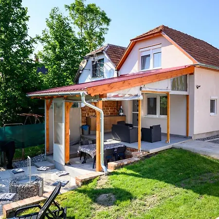 Nandi Jakuzzis Vendeghaz Case de vacanță Gyomaendrőd