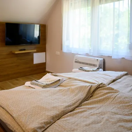 Nandi Jakuzzis Vendeghaz Case de vacanță Gyomaendrőd