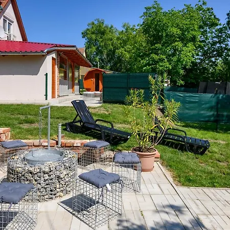 Nandi Jakuzzis Vendeghaz Case de vacanță *